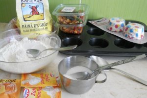 Brioșe din albușuri și fructe confiate - Rețeta simplă și delicioasă