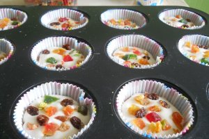 Brioșe din albușuri și fructe confiate - Rețeta simplă și delicioasă