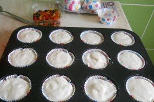 Brioșe din albușuri și fructe confiate - Rețeta simplă și delicioasă