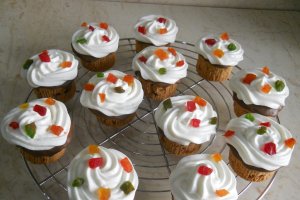 Brioșe din albușuri și fructe confiate - Rețeta simplă și delicioasă