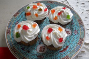 Brioșe din albușuri și fructe confiate - Rețeta simplă și delicioasă