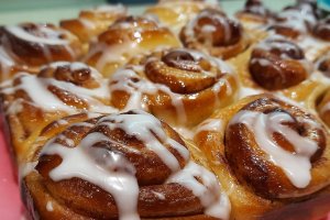 Rulouri pufoase cu unt si scortisoara - Dulci si gustoase