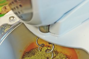 Nuci cu cremă de ciocolată albă și fistic - Delicioase si fragede