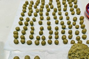 Nuci cu cremă de ciocolată albă și fistic - Delicioase si fragede