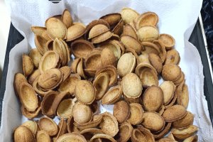 Nuci cu cremă de ciocolată albă și fistic - Delicioase si fragede