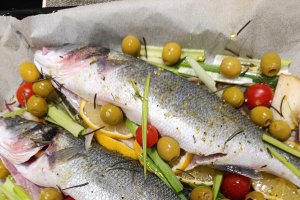 Biban de mare cu pere, roșii cherry, praz, măsline și lămâi - Rețeta aromată și ușoară