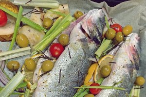 Biban de mare cu pere, roșii cherry, praz, măsline și lămâi - Rețeta aromată și ușoară