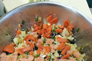 Salată de cartofi cu somon afumat - Simplă și gustoasă