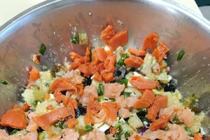 Salată de cartofi cu somon afumat - Simplă și gustoasă