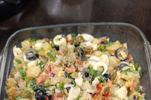 Salată de cartofi cu somon afumat - Simplă și gustoasă