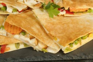 Quesadilla cu pui și legume la tigaie - Rețeta rapidă și gustoasă