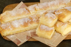 Bougatsa - Delicioasa plăcintă grecească cu cremă de griș