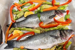 Biban de mare cu sparanghel, ardei și baby morcov - Rețeta rapidă și sănătoasă