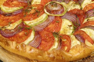 Tartă savuroasă cu legume și brânză de capră – Rețetă rapidă și ușoară
