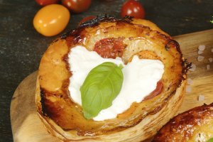 Plăcinte întoarse, cu roșii și burrata - Gustarea rapidă și delicioasă