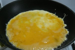 Omletă haioasă cu ochișori – Rețetă rapidă pe placul copiilor