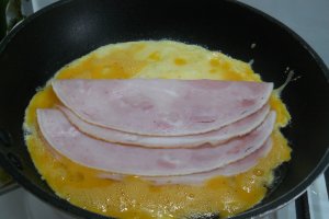 Omletă haioasă cu ochișori – Rețetă rapidă pe placul copiilor