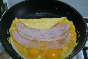 Omletă haioasă cu ochișori – Rețetă rapidă pe placul copiilor