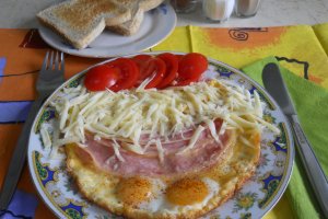 Omletă haioasă cu ochișori – Rețetă rapidă pe placul copiilor
