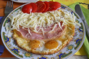 Omletă haioasă cu ochișori – Rețetă rapidă pe placul copiilor