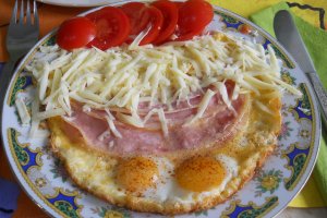 Omletă haioasă cu ochișori – Rețetă rapidă pe placul copiilor