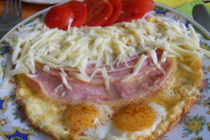 Omletă haioasă cu ochișori – Rețetă rapidă pe placul copiilor