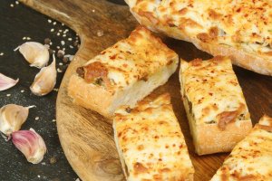 Pâine cu usturoi și brânzeturi la cuptor - Bună de te lingi pe degete