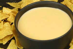 Sos cheddar, ideal pentru nachos și alte gustări