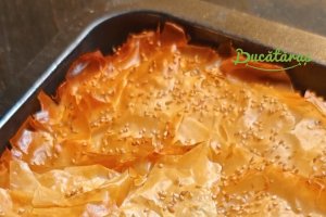 Plăcintă cu brânză, ceapă verde și mărar - Rapidă și delicioasă