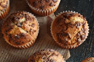 Brioșe cu banane și ciocolată - Desert ușor și delicios