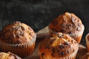 Brioșe cu banane și ciocolată - Desert ușor și delicios
