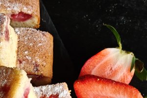 Prăjitură cu iaurt și căpșuni - Simplă, pufoasă și aromată