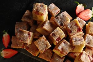 Prăjitură cu iaurt și căpșuni - Simplă, pufoasă și aromată