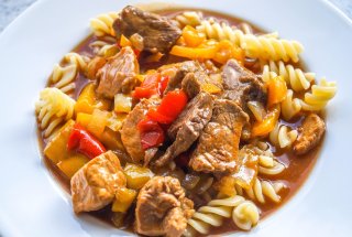 Vita in sos tomat cu paste - Reteta gustoasa pentru un pranz satios