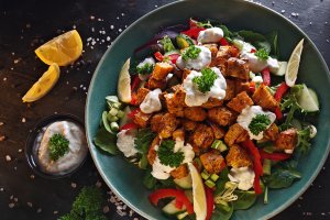 Salată cu cartofi dulci și gorgonzola - Rețeta ușoară și savuroasă