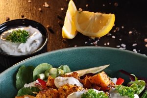 Salată cu cartofi dulci și gorgonzola - Rețeta ușoară și savuroasă