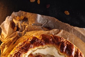 Pască cu aluat fără frământare și umplutură de brânză dulce - Rețeta delicioasă de casă