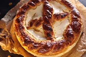 Pască cu aluat fără frământare și umplutură de brânză dulce - Rețeta delicioasă de casă