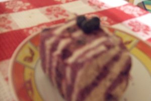 Tort de biscuiti cu crema de branza si afine