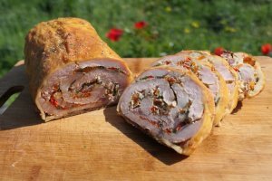 Rulada din muschi de porc cu legume si costita - Reteta savuroasa de casa