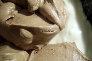 Tort inimos cu frisca si ciocolata