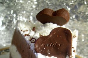 Tort inimos cu frisca si ciocolata