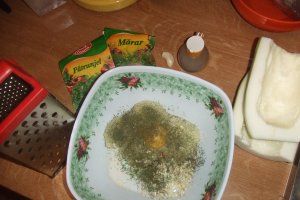 Chiftelute de dovlecei cu masline si branza feta