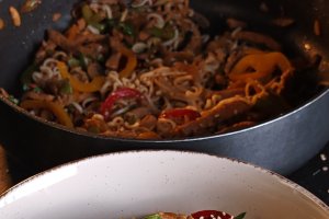 Noodles cu porc și legume – Rețeta savuroasă și rapidă