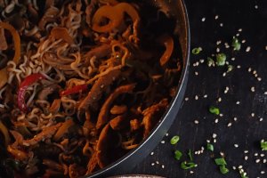 Noodles cu porc și legume – Rețeta savuroasă și rapidă