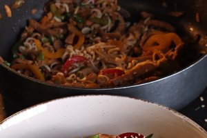 Noodles cu porc și legume – Rețeta savuroasă și rapidă