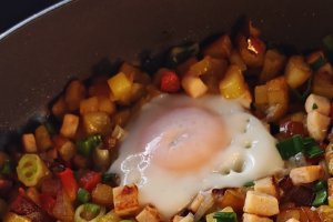 Cartofi prăjiți cu ouă ochiuri - Rețeta îmbunătățită și gustoasă