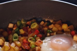 Cartofi prăjiți cu ouă ochiuri - Rețeta îmbunătățită și gustoasă