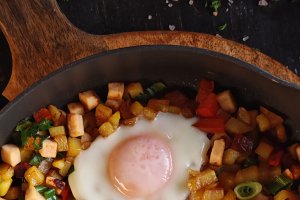 Cartofi prăjiți cu ouă ochiuri - Rețeta îmbunătățită și gustoasă