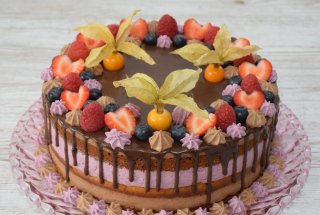 Tort cu mure si ciocolata - Deliciu festiv cu fructe